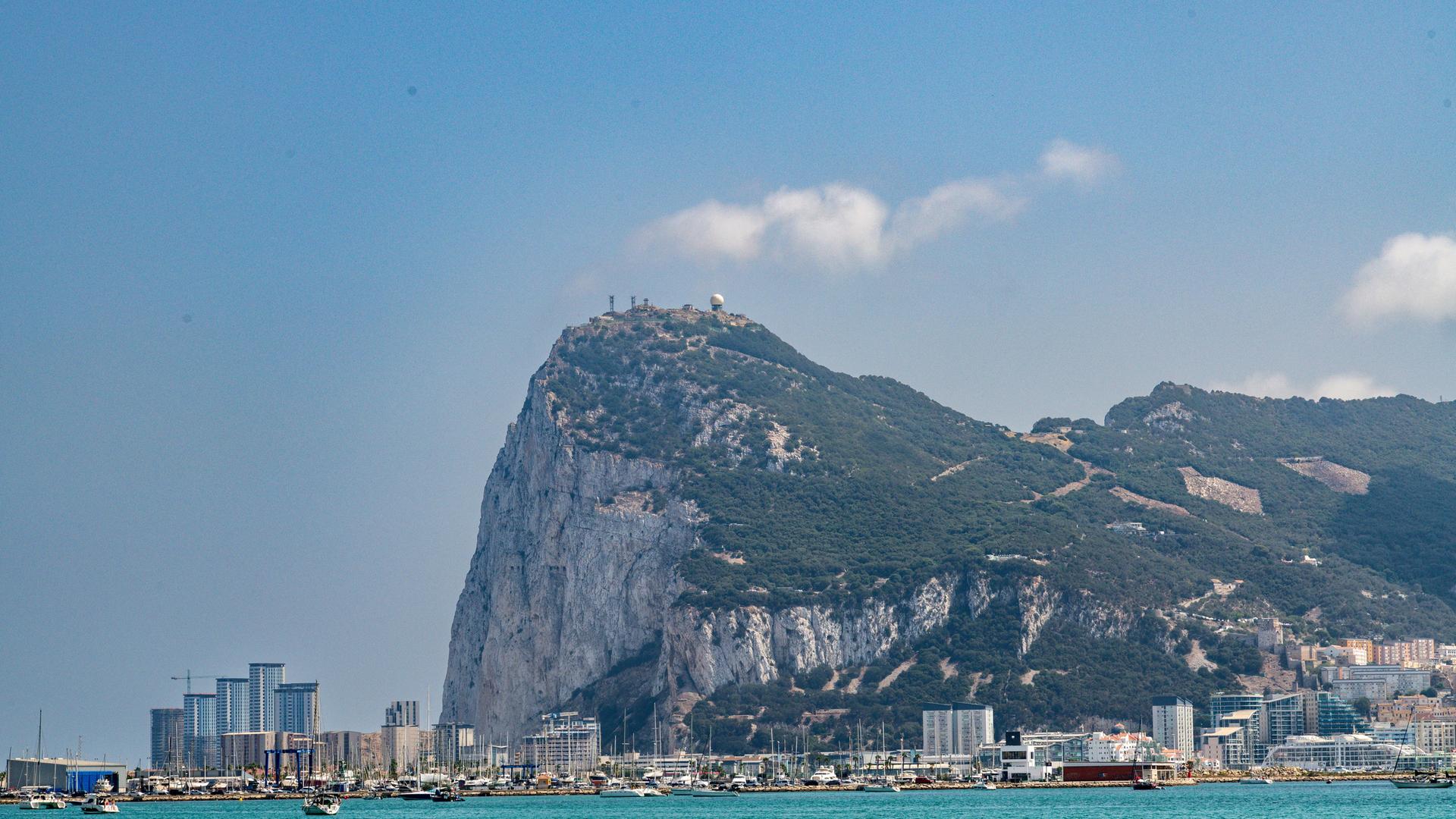 Der Felsen von Gibraltar mit Blick auf den Hafen und die Stadt La Línea de la Concepción, bei klarem Himmel Der Felsen von Gibraltar mit Blick auf den Hafen und die Stadt La Línea de la Concepción, bei klarem Himmel