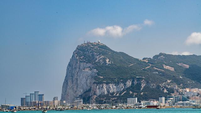 Der Felsen von Gibraltar mit Blick auf den Hafen und die Stadt La Línea de la Concepción, bei klarem Himmel