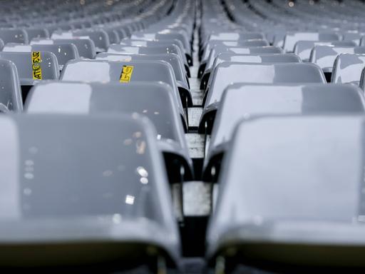 Sitzschalen auf der umgebauten Südtribüne im Westfalenstadion Dortmund