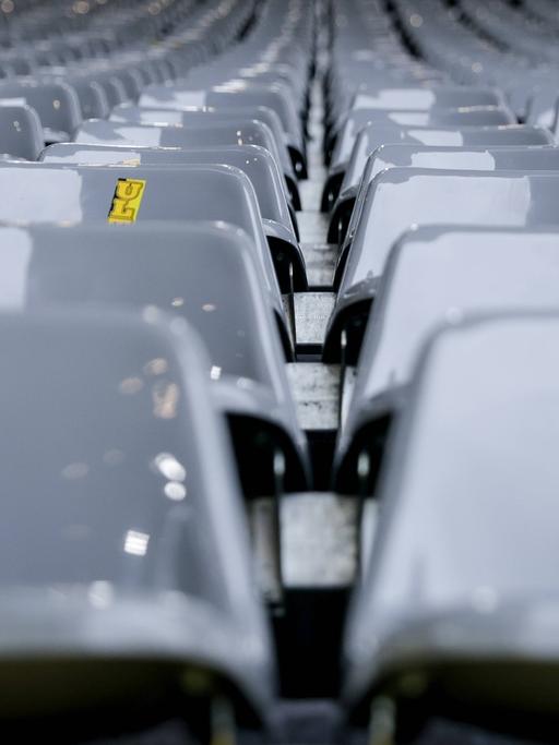 Sitzschalen auf der umgebauten Südtribüne im Westfalenstadion Dortmund
