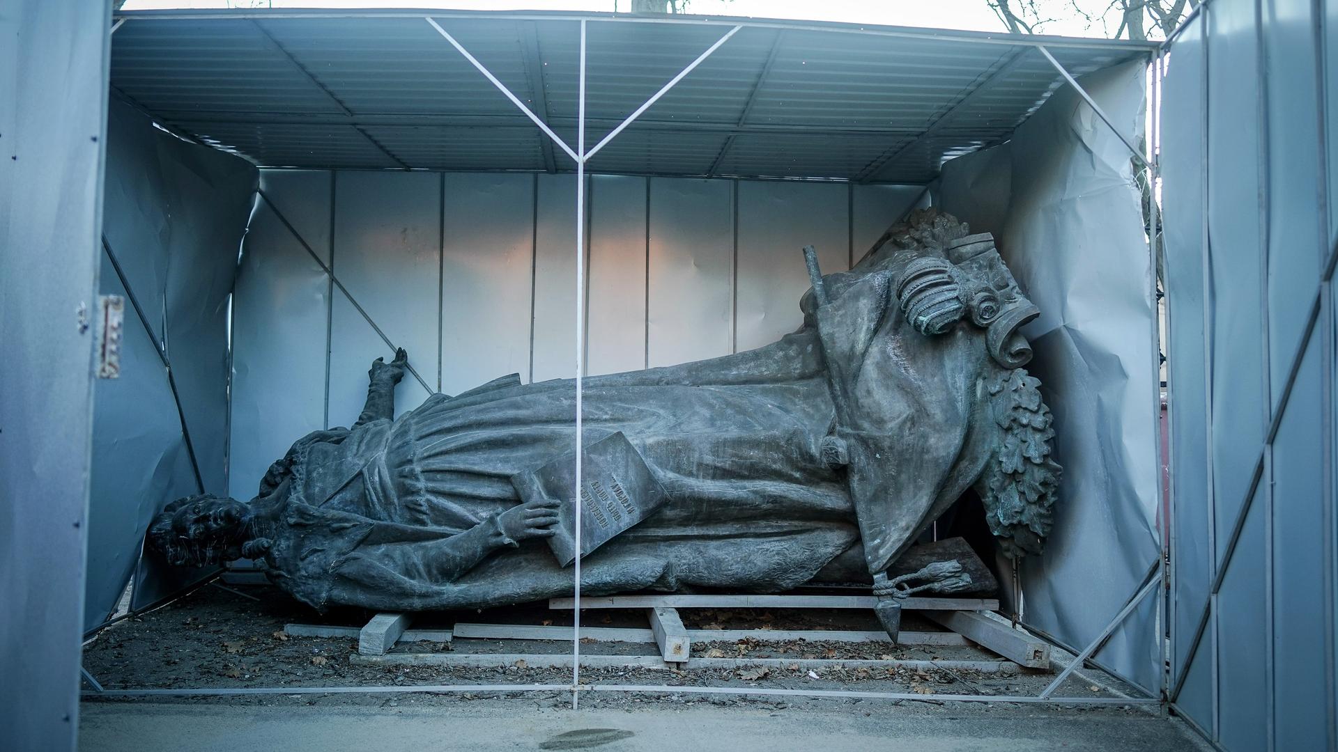 Eine abgebaute Statue von Katharina der Großen, der ehemaligen Kaiserin von Russland, liegt in einer Wellblechhütte vor dem Fine Art Museum der Hafenstadt Odessa. 