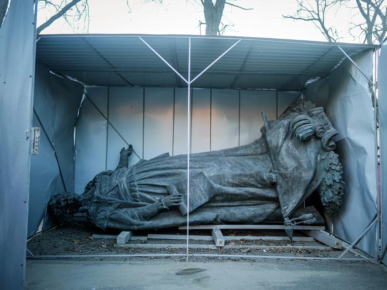 Eine abgebaute Statue von Katharina der Großen, der ehemaligen Kaiserin von Russland, liegt in einer Wellblechhütte vor dem Fine Art Museum der Hafenstadt Odessa. 
