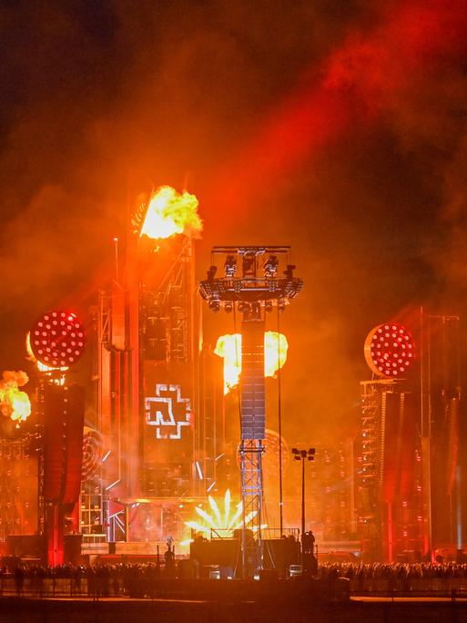 Stahlgerüste, Pyrotechnik und Rauch dominieren die Bühne von Rammstein.