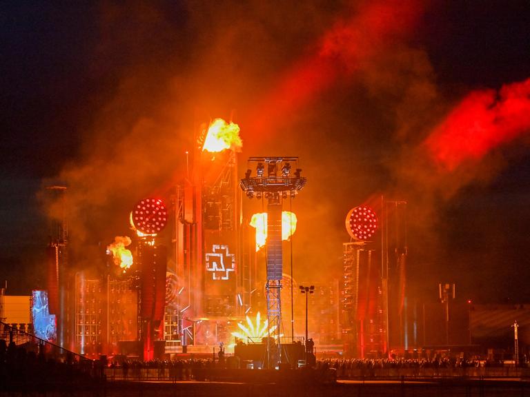 Stahlgerüste, Pyrotechnik und Rauch dominieren die Bühne von Rammstein.