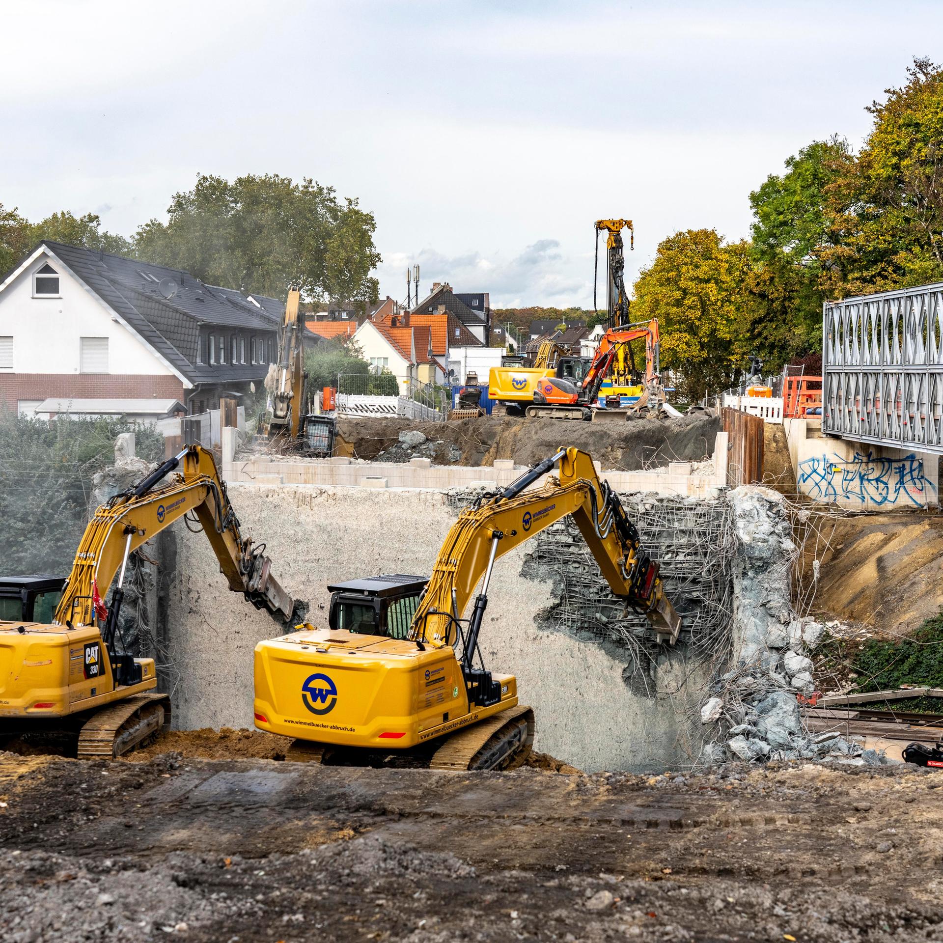 Abrissarbeiten einer alten Straßenbrücke der Deutschen Bahn