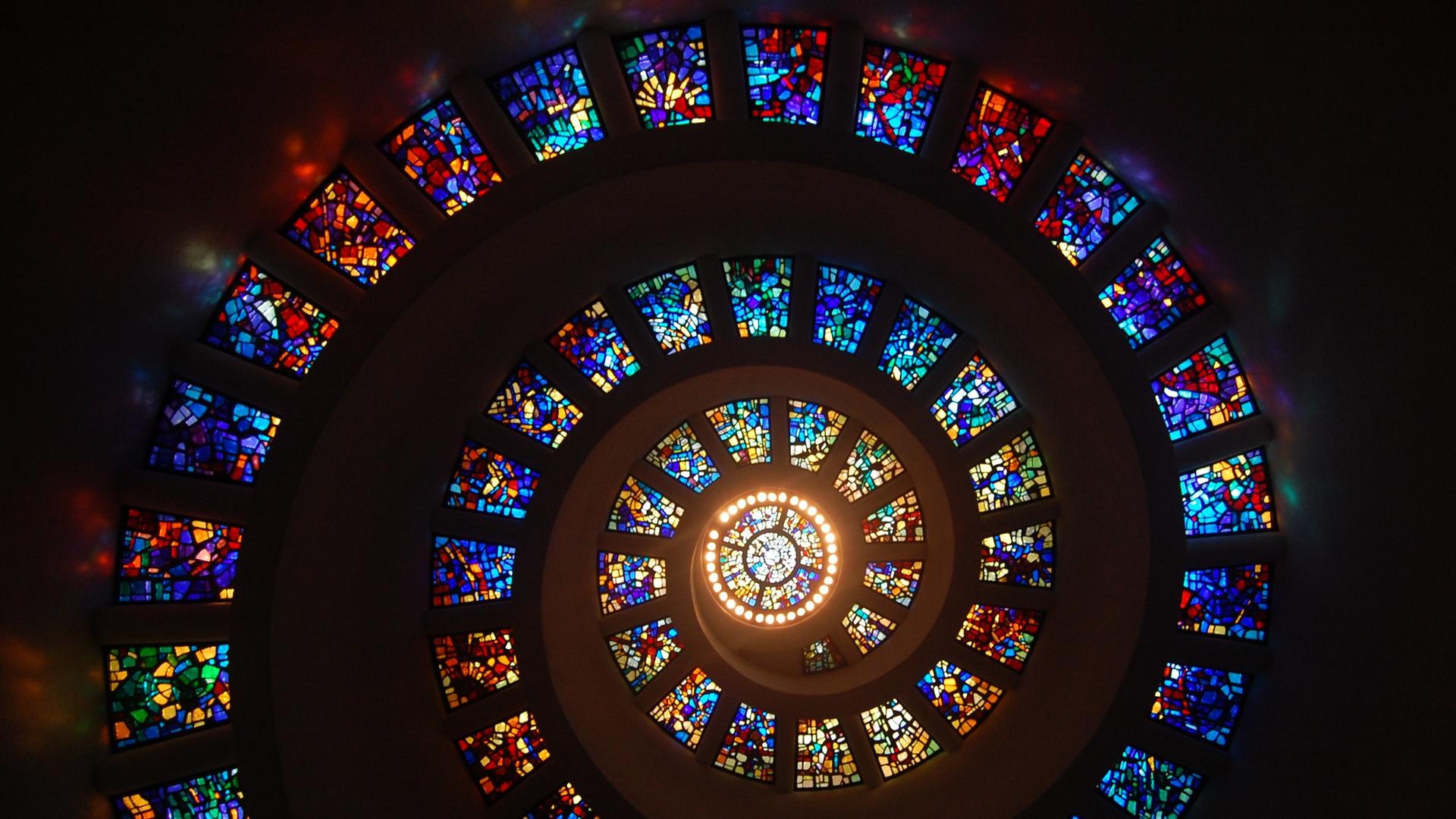 Kirchenfenster scheinen sich zu einer Spirale zu formen.
