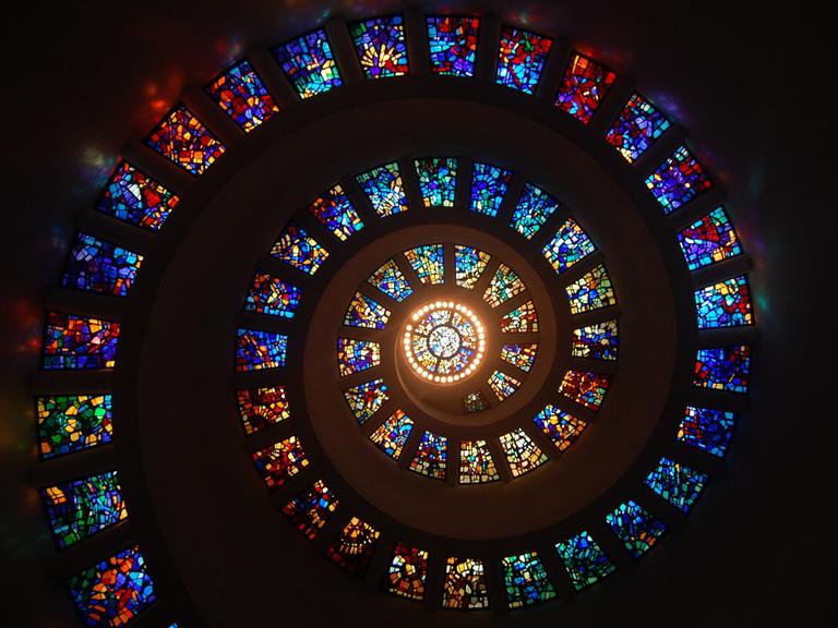 Kirchenfenster scheinen sich zu einer Spirale zu formen.