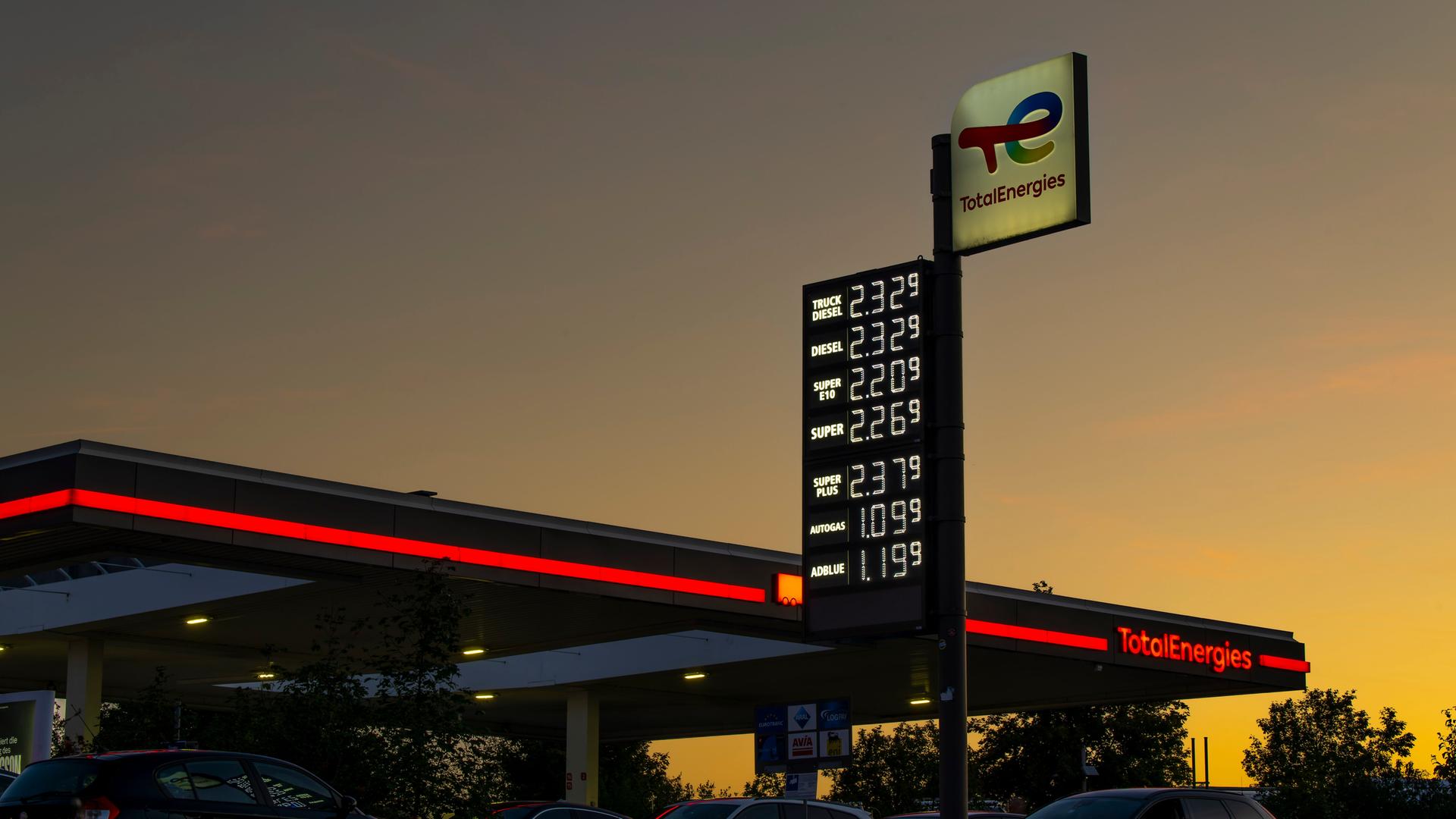 Spritpreisanzeige an einer Totalenergies-Tankstelle an der Autobahn A-96 in BAyern 2026. Spritpreisanzeige an einer Totalenergies-Tankstelle an der Autobahn A-96 in BAyern 2026.