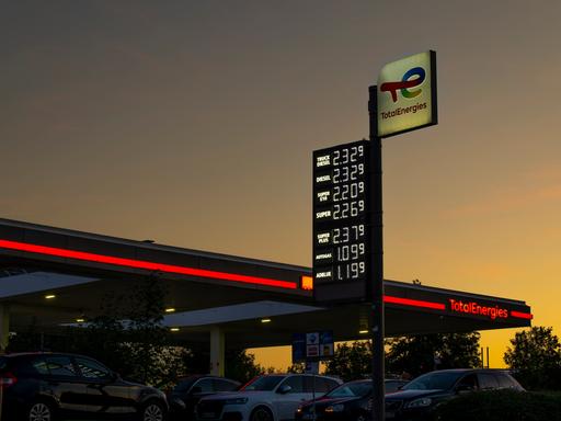 Spritpreisanzeige an einer Totalenergies-Tankstelle an der Autobahn A-96 in BAyern 2026.