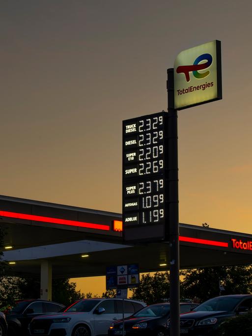 Spritpreisanzeige an einer Totalenergies-Tankstelle an der Autobahn A-96 in BAyern 2026.