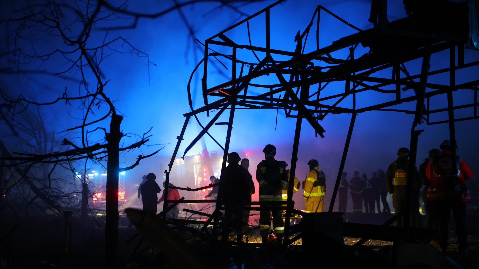 Saporischschja: Rettungskräfte arbeiten in einem Markt, der durch einen russischen Angriff zerstört wurde.