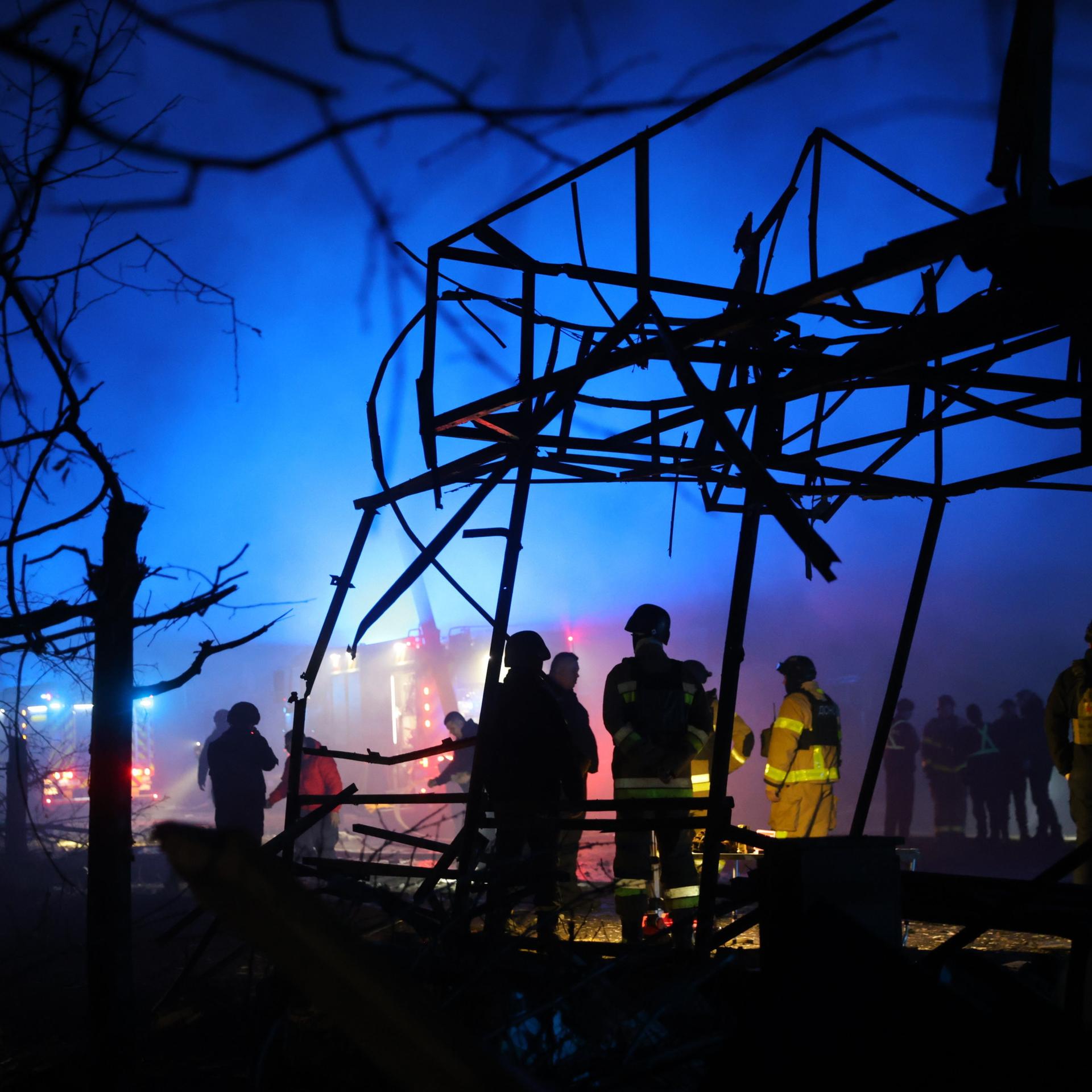 Saporischschja: Rettungskräfte arbeiten in einem Markt, der durch einen russischen Angriff zerstört wurde.