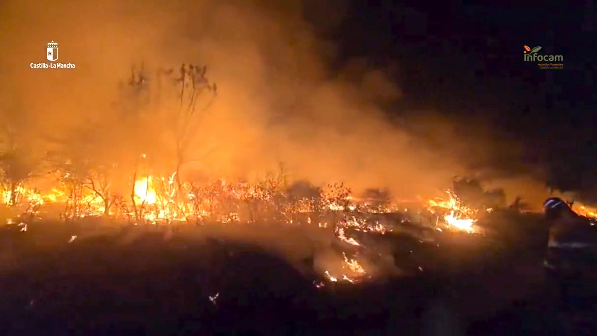 Ein Waldbrand in Spanien frisst sich in der Nacht durch die Landschaft Ein Waldbrand in Spanien frisst sich in der Nacht durch die Landschaft