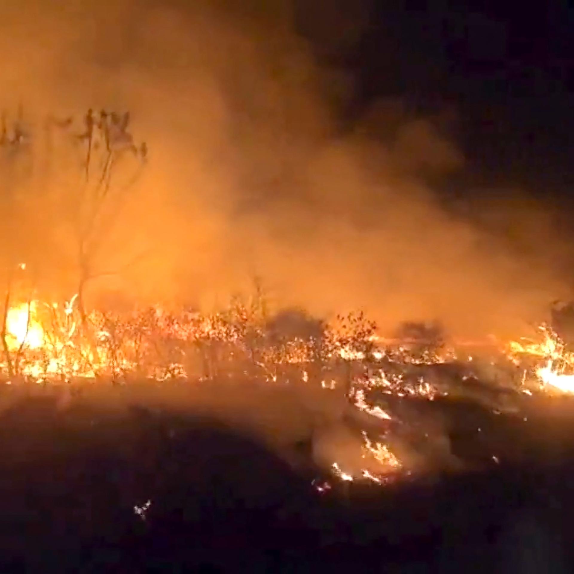 Ein Waldbrand in Spanien frisst sich in der Nacht durch die Landschaft 