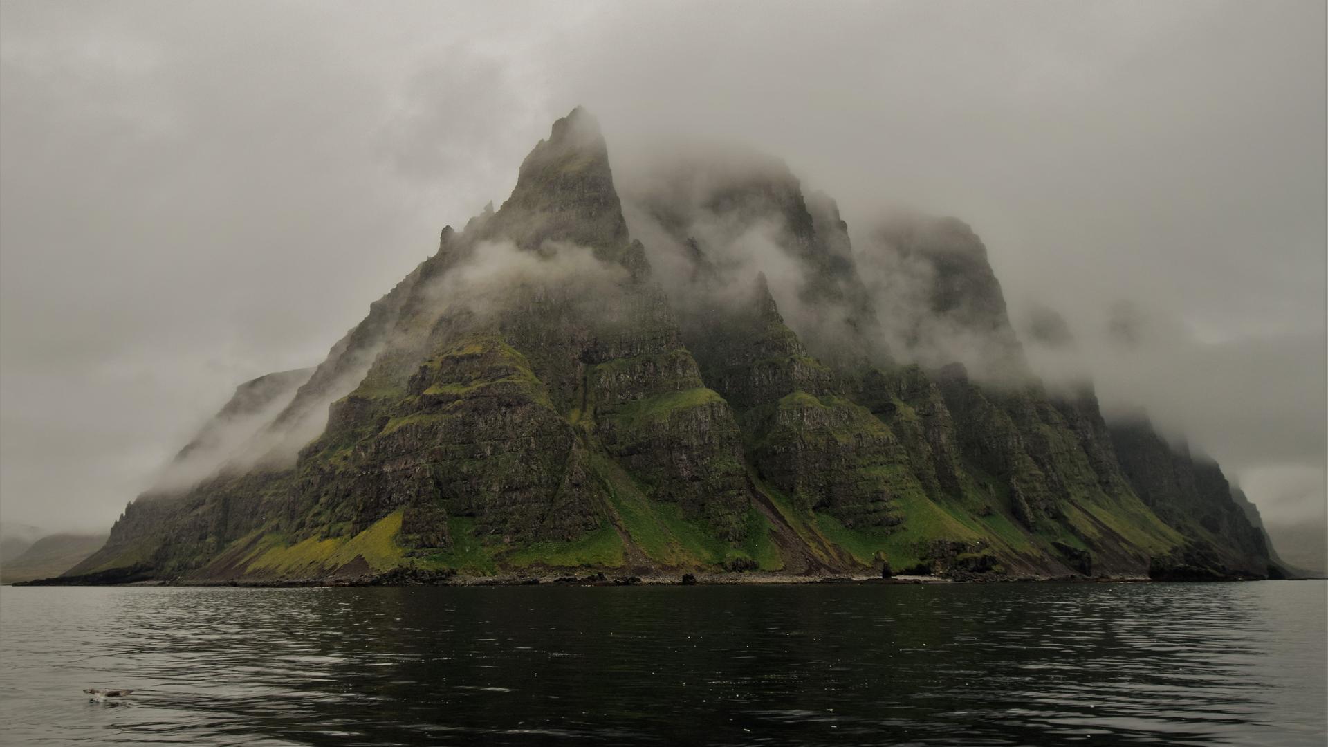 Zerklüftete Berge einer Insel im Nebel. Zerklüftete Berge einer Insel im Nebel.