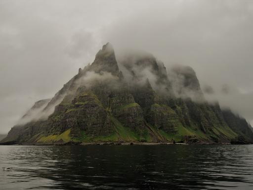 Zerklüftete Berge einer Insel im Nebel. Zerklüftete Berge einer Insel im Nebel.