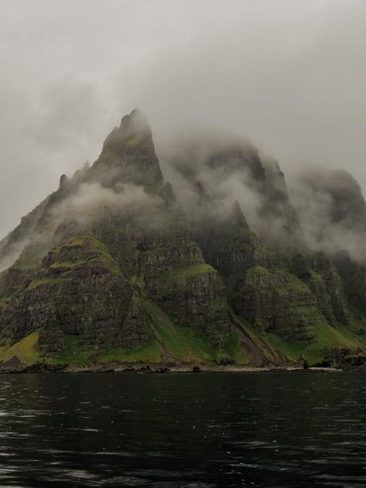 Zerklüftete Berge einer Insel im Nebel. Zerklüftete Berge einer Insel im Nebel.