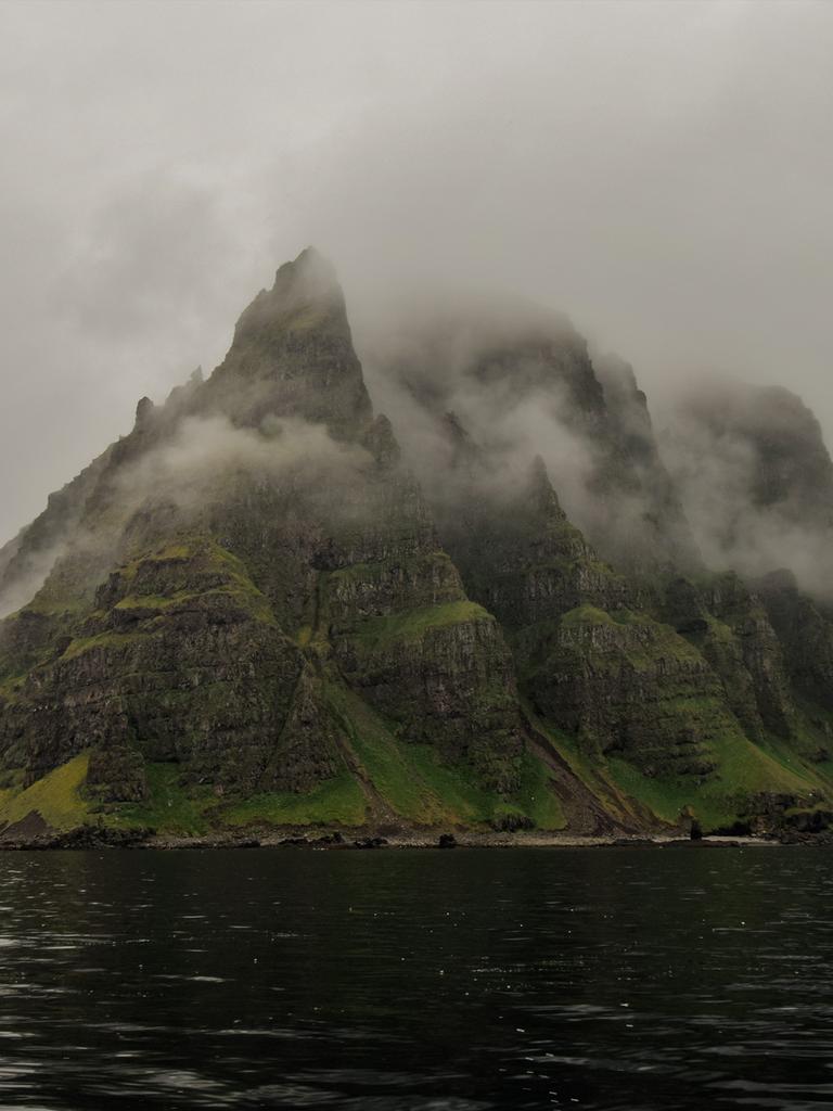 Zerklüftete Berge einer Insel im Nebel. Zerklüftete Berge einer Insel im Nebel.