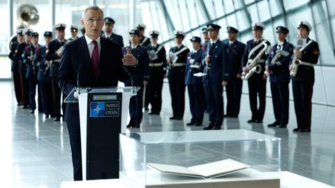 Nato-Generalsekretär Jens Stoltenberg spricht auf dem 75. Jahrestag der Gründung der NATO in Brüssel. Hinter ihm stehen Soldaten des Musikcorps.
