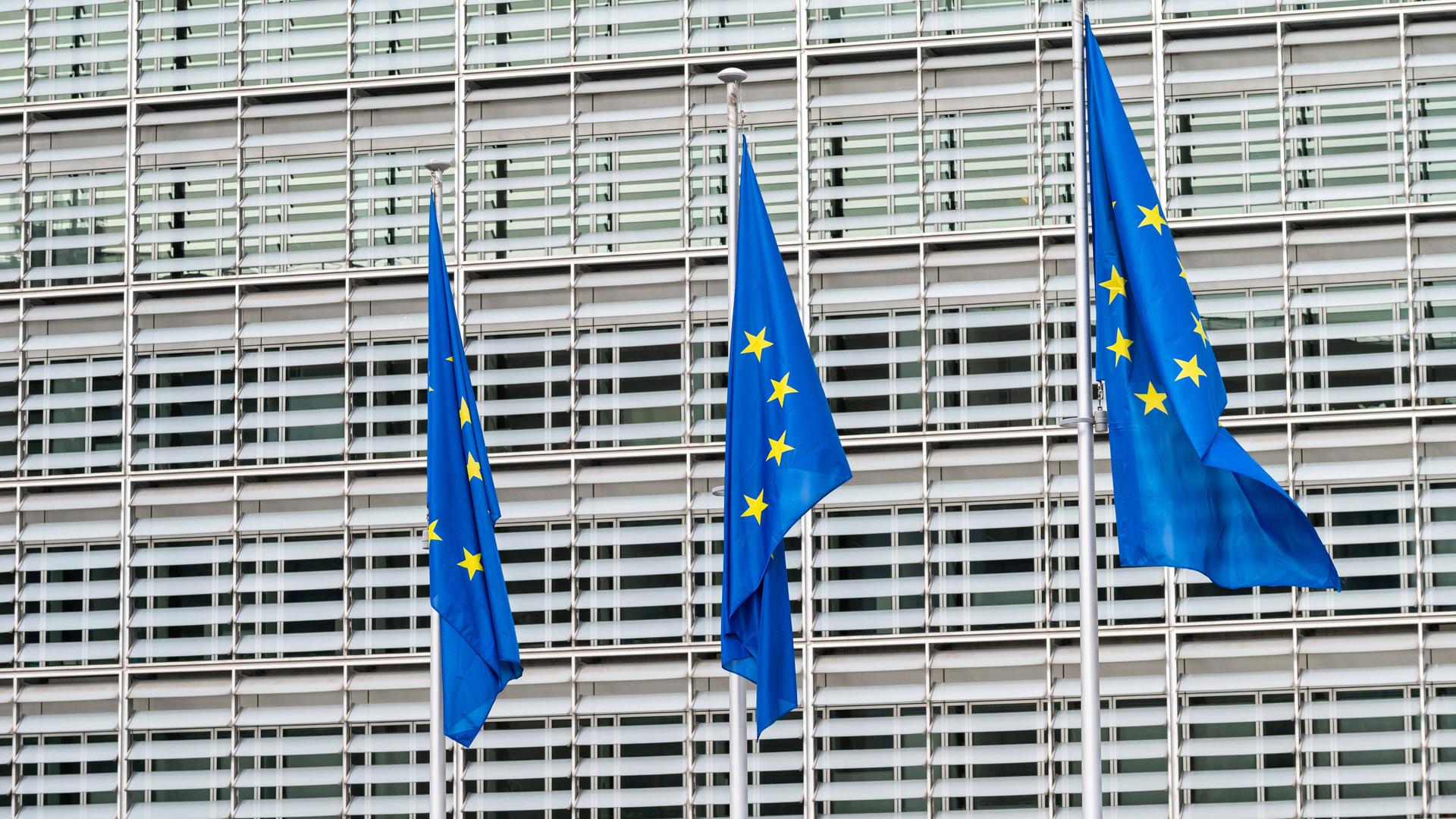 Drei europäischen Flaggen wehen vor dem Berlaymont Gebäude in Brüssel