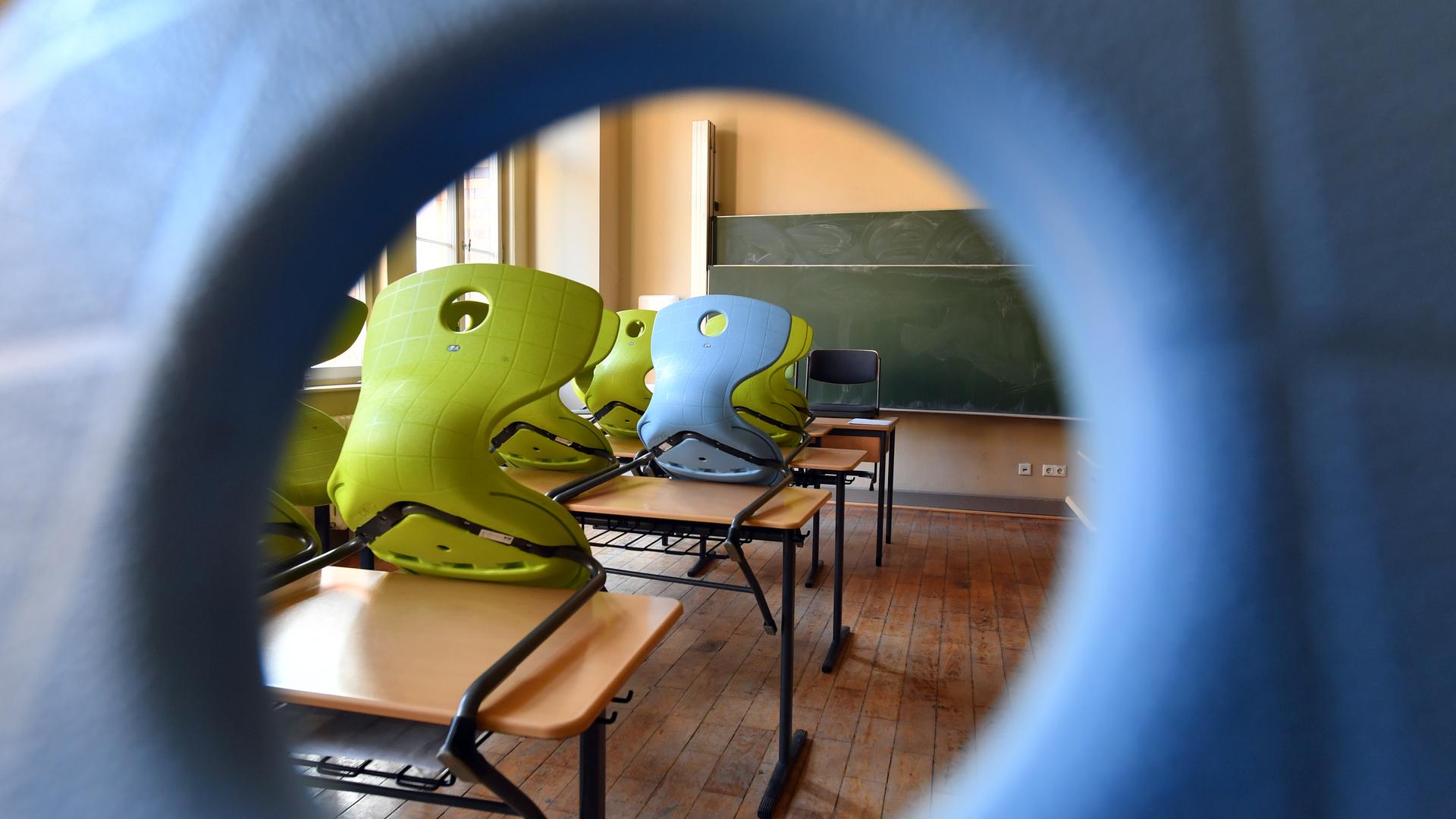 Blick in ein leeres Klassenzimmer des Lyonel-Feininger-Gymnasiums in Halle/Saale.