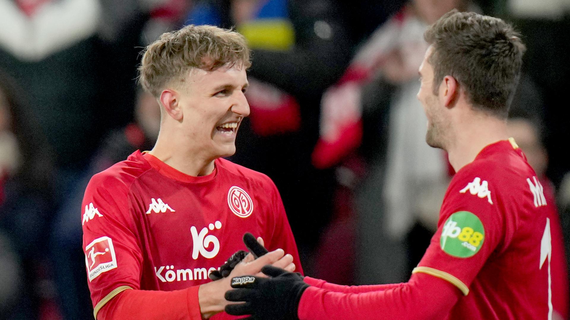 Bundesliga, FSV Mainz 05 - Borussia Mönchengladbach, 22. Spieltag. Der Mainzer Nelson Weiper (l) jubelt nach seinem Tor zum 4:0.