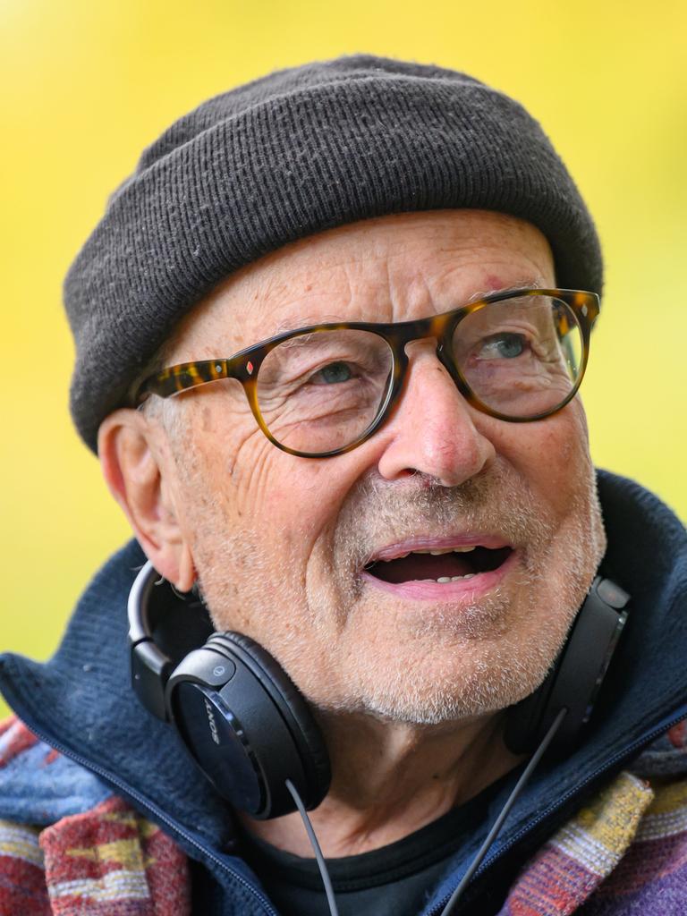 Volker Schlöndorff von den Schultern an aufwärts. Er trägt eine schwarze Wollmütze, Kopfhörer hängen an seinem Hals. 