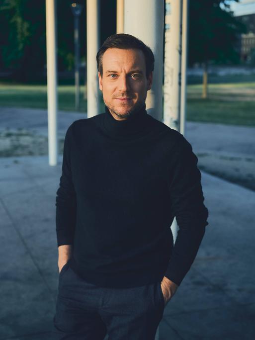 Journalist und Autor Andreas Wunn schaut direkt in die Kamera. Er trägt einen schwarzen Rollkragenpullover.