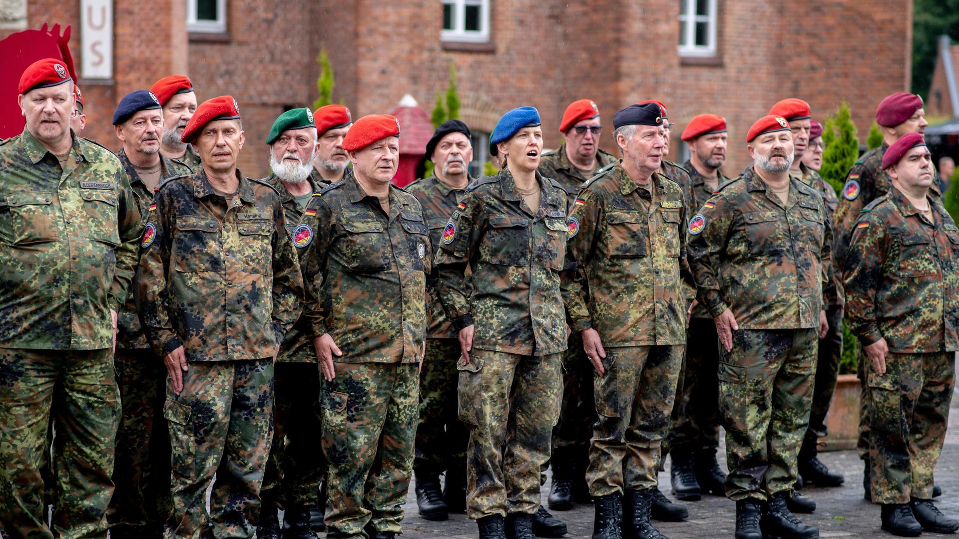 Soldatinnen und Soldaten von der Bundeswehr singen Soldatinnen und Soldaten von der Bundeswehr singen