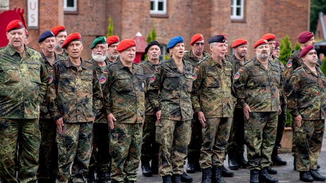 Soldaten von der Bundes-Wehr singen. 