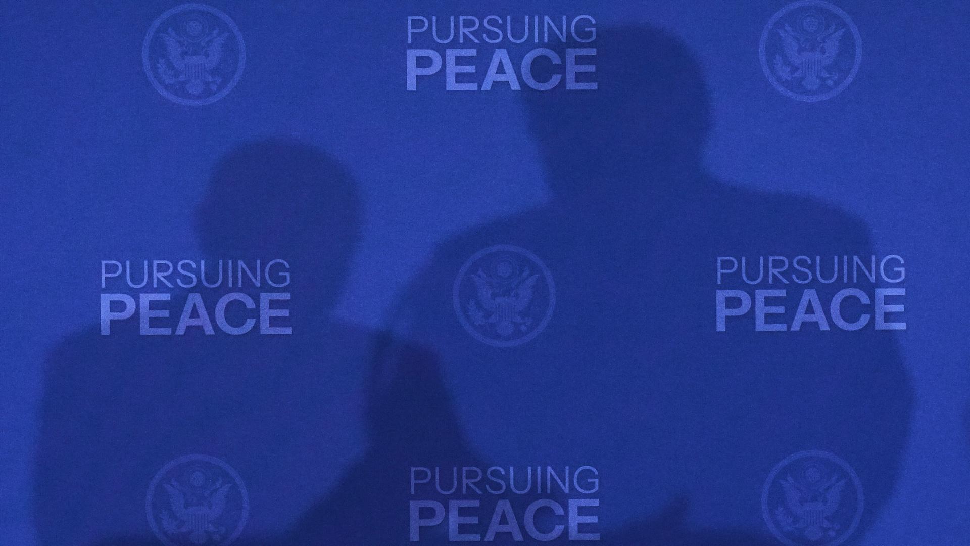 Die Schatten von Donald Trump und Wladimir Putin bei einer Pressekonferenz in Alaska