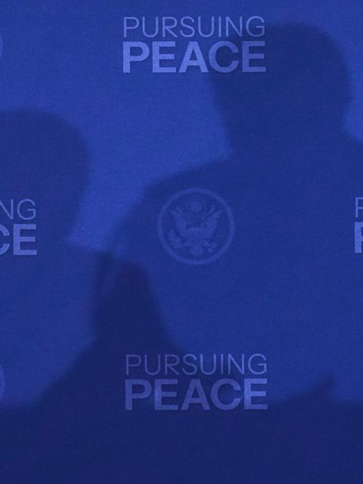 Die Schatten von Donald Trump und Wladimir Putin bei einer Pressekonferenz in Alaska