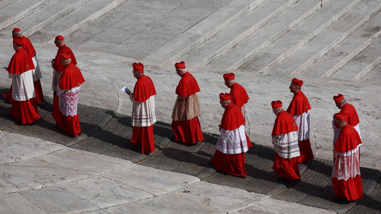 Kardinäle folgen dem Sarg mit Papst Franziskus, als dieser in den Petersdom verlegt wird.