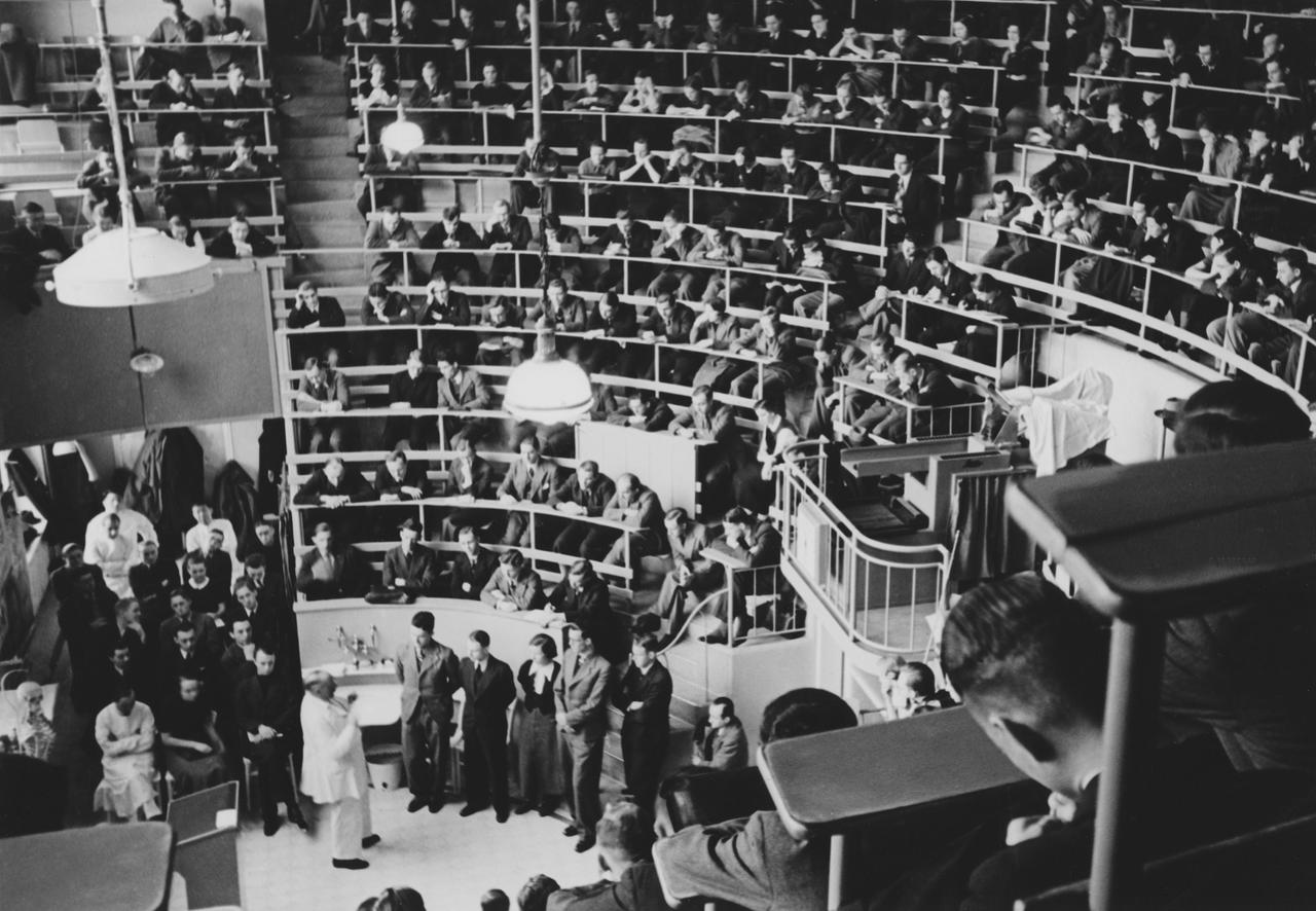 Professor Ferdinand Sauerbruch unterhält sich mit Medizinstudenten im Hörsaal der Charite in Berlin, Deutschland ca. 1935.