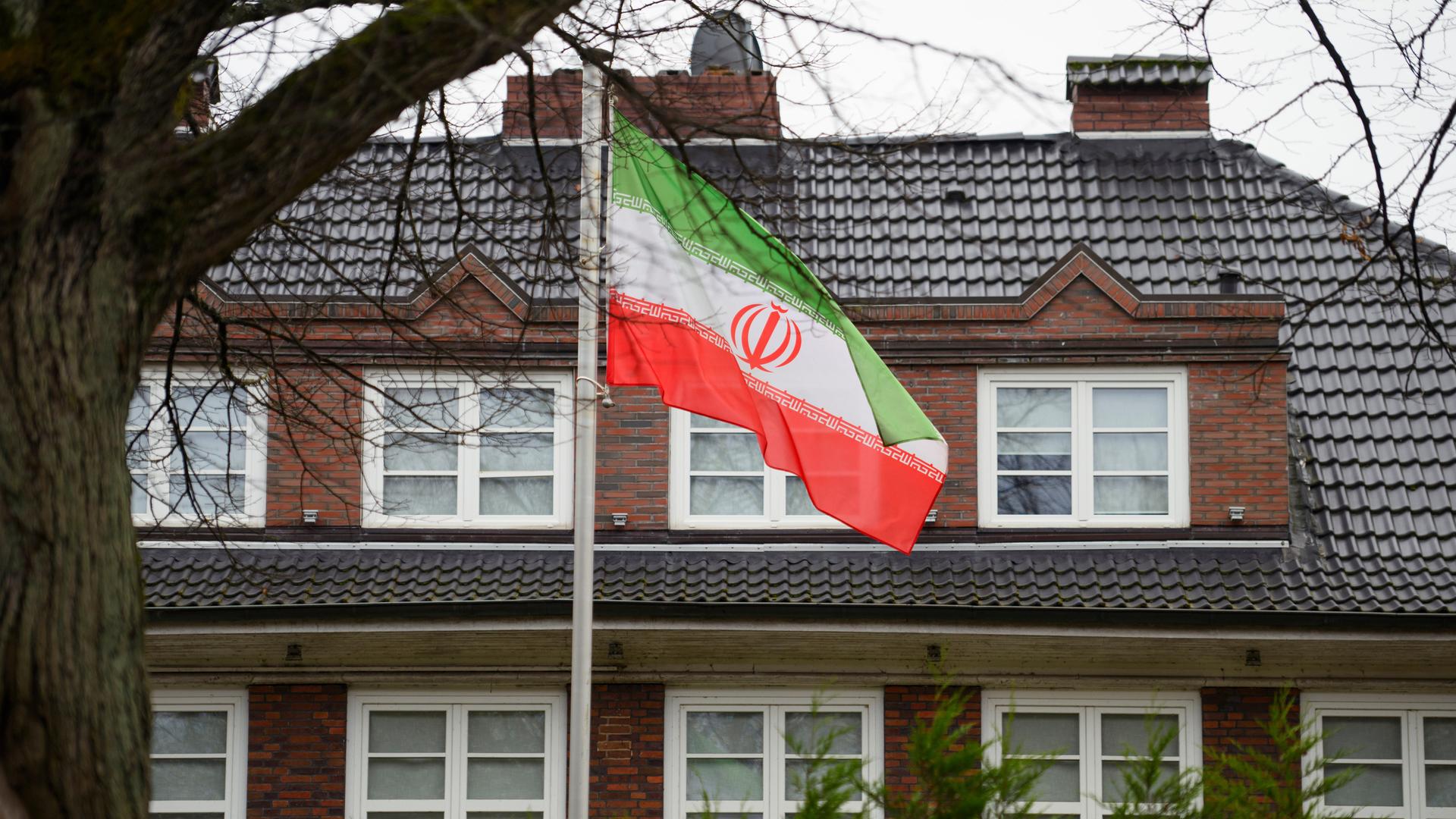 Die iranische Nationalflagge weht vor dem Generalkonsulat der Islamischen Republik Iran in Hamburg. 