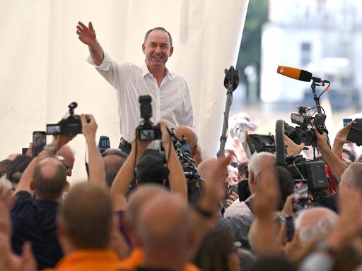 Hubert Aiwanger (Freie Wähler) winkt am 03.09.2023 nach seiner Rede am Keferloher Sonntag im Festzelt auf Gut Keferloh bei München vor Kameras und Mikrofonen in die Menge. 