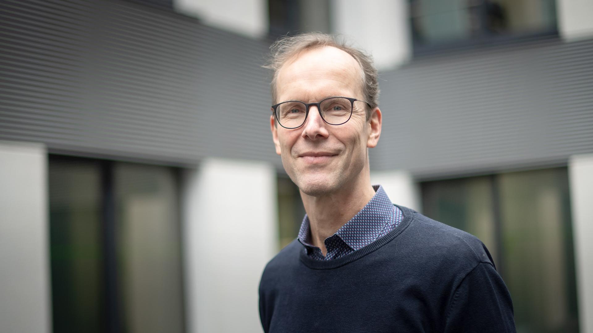 Hajo Zeeb, Epidemiologe am Leibniz-Institut für Präventionsforschung und Epidemiologie in Bremen, steht im Innenhof des Instituts. Hajo Zeeb, Epidemiologe am Leibniz-Institut für Präventionsforschung und Epidemiologie in Bremen, steht im Innenhof des Instituts.
