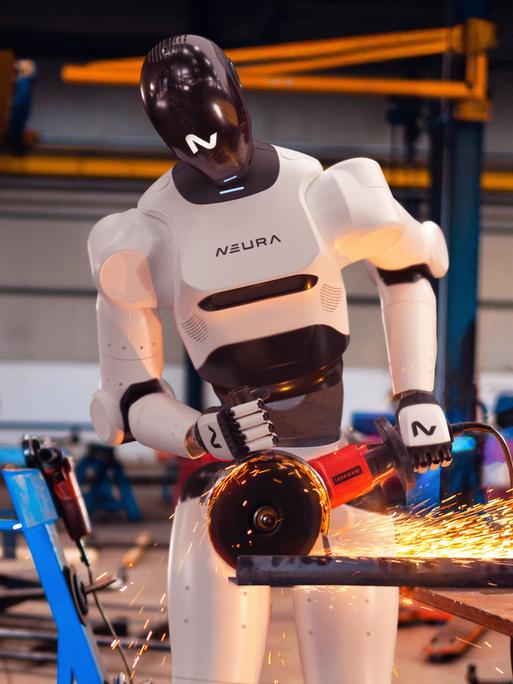 Ein humanoider Roboter (4NE1) der Firma "Neura Robotics" steht an einem Winkelschleifer in einer Industriehalle und verrichtet gefährliche Arbeiten, Funken fliegen direkt neben den Beinen des Roboters