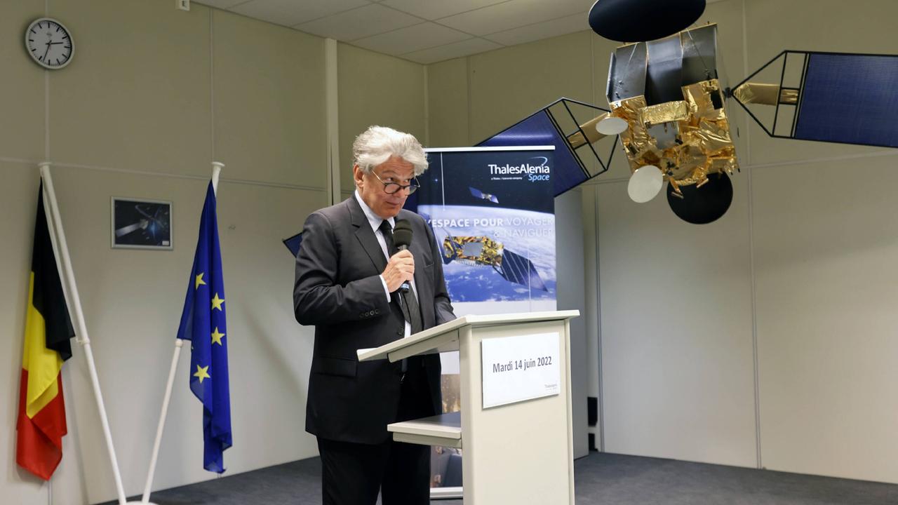 EU-Kommissar Thierry Breton am Rednerpult bei einem Besuch des Raumfahrtunternehmens Thales Alenia Space in Mont-sur-Marchienne, Charleroi am 14 Juni 2022. An der Decke des Raumes hängt ein Satelliten-Modell.