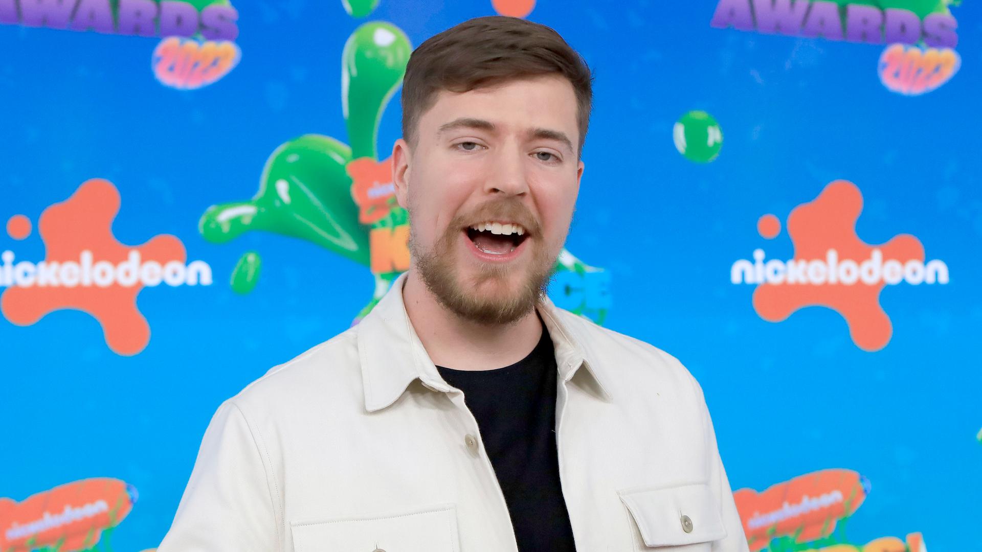 Youtuber Jimmy Donaldson alias MrBeast kommt zu den Nickelodeon Kids Choice Awards im Microsoft Theater. Youtuber Jimmy Donaldson alias MrBeast kommt zu den Nickelodeon Kids Choice Awards im Microsoft Theater.