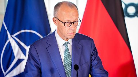 Turku: Bundeskanzler Friedrich Merz (CDU) gibt nach einem gemeinsamen Treffen mit dem finnischen Ministerpräsidenten eine Pressekonferenz.