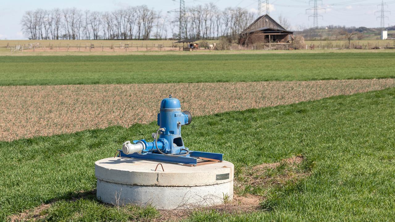 Bewässerungsbrunnen auf einem Feld