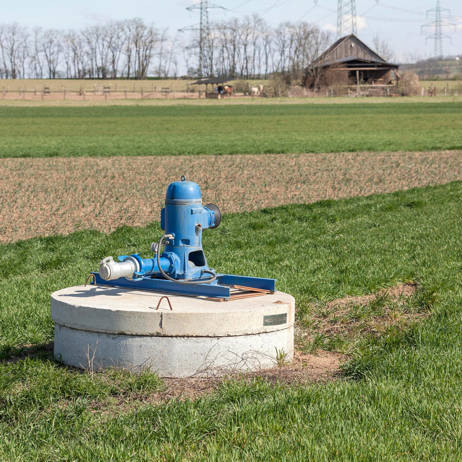 Bewässerungsbrunnen auf einem Feld