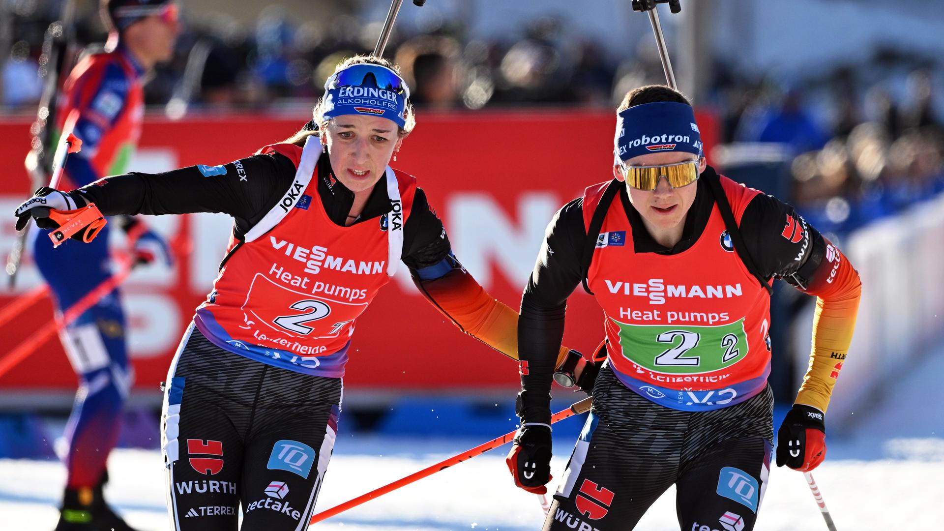 Biathlon: Weltmeisterschaft, Einzel-Staffel, Mixed, Franziska Preuß (l) aus Deutschland übergibt an ihren Teamkollegen Justus Strelow in der Wechselzone.