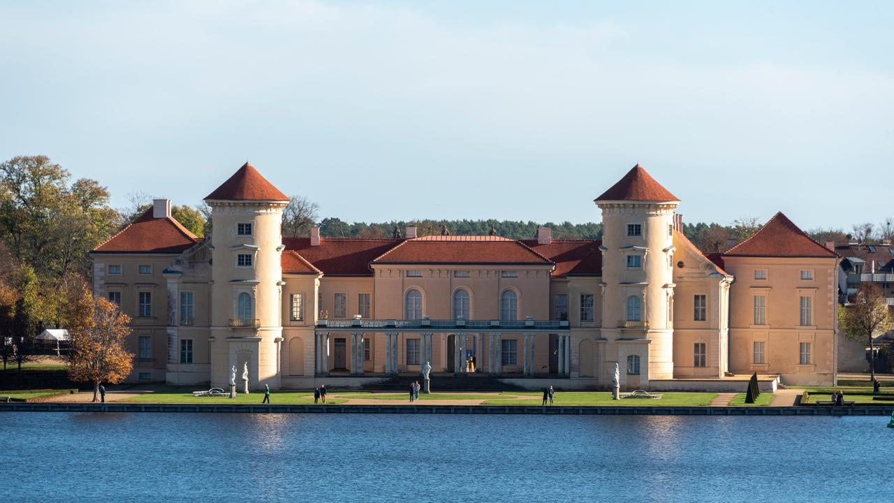 Das Schloss Rheinsberg am Ufer des Grienericksee. Es diente als Vorbild für das berühmte Schloss Sanssouci in Potsdam.