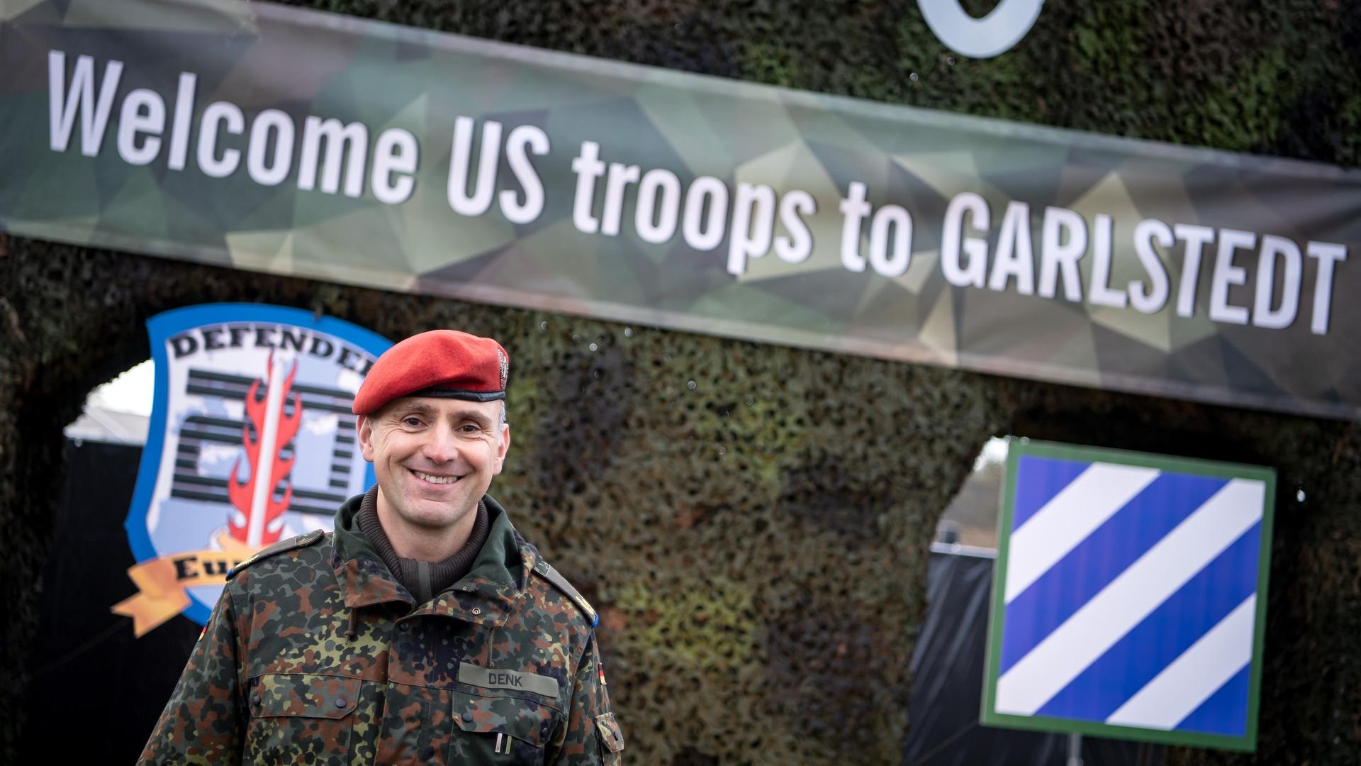 André Erich Denk, im Jahr 2020 Kommandeur der Logistikschule der Bundeswehr in Osterholz-Scharmbeck, steht vor einem Willkommensschild vor der Life Support Area Garlstedt. 