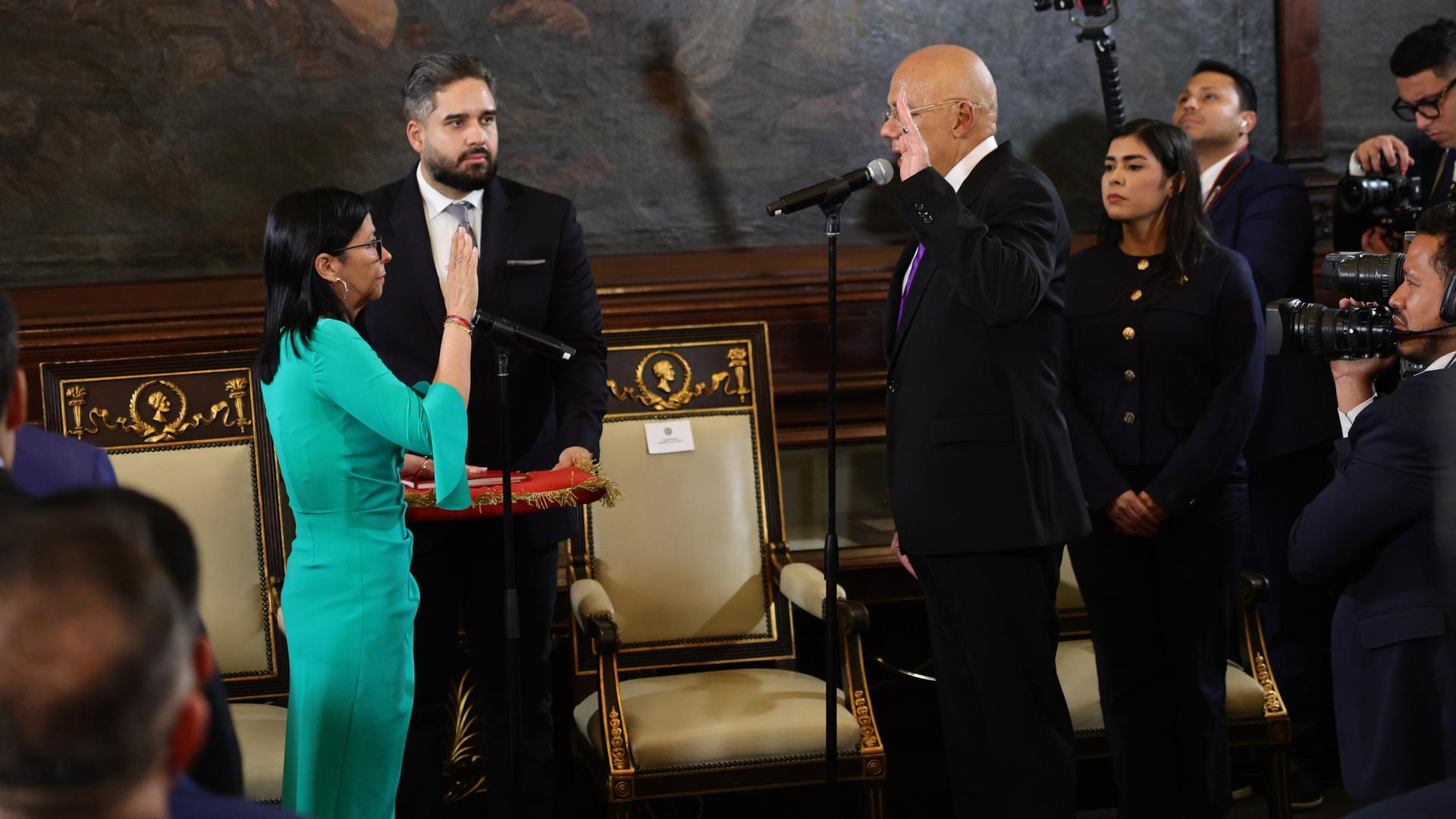Delcy Rodriguez (l), Nachfolgerin des durch US-Spezialeinheiten gefangen genommenen venezolanischen Präsidenten Maduro, wird als geschäftsführende Präsidentin vereidigt.
