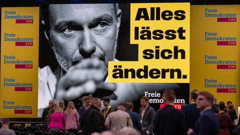 Delegierte warten vor dem Bild von Christian Lindner, FDP Bundesvorsitzender, auf den Beginn des außerordentlichen Bundesparteitag der FDP vor der Bundestagswahl.
