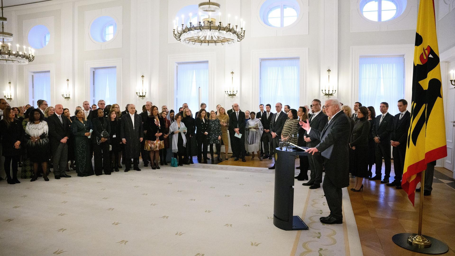 Berlin: Bundespräsident Frank-Walter Steinmeier spricht beim Neujahrsempfang des Bundespräsidenten für das Diplomatische Korps im Schloss Bellevue.