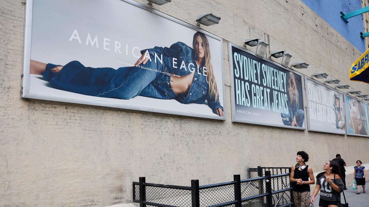 Ein Werbeplakat mit Sydney Sweeney für American Eagle Outfitters in Manhattan in New York City